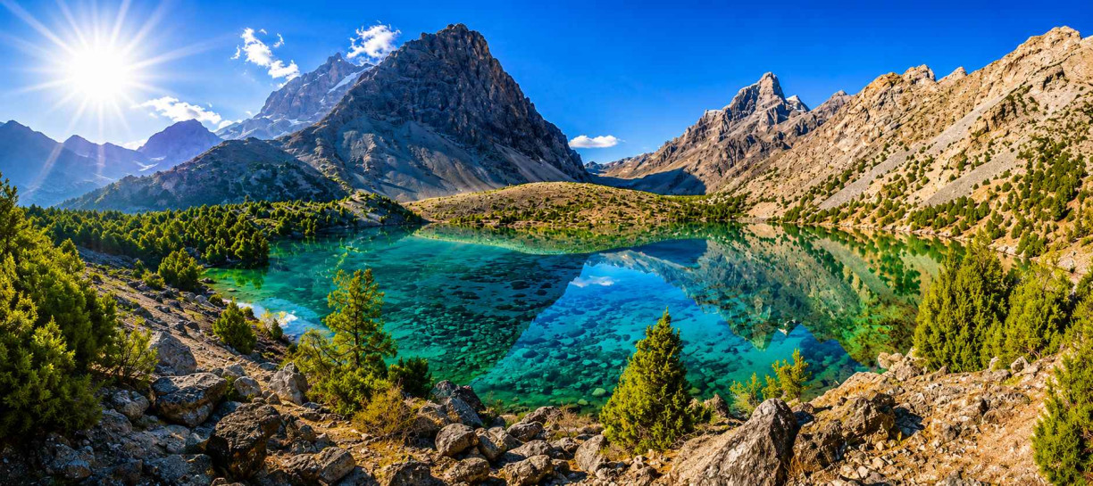 Фанские горы — одно из самых красивых мест страны