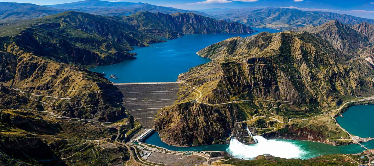 Нурек — красивое водохранилище среди гор